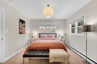 Benelo | Midcentury Modern Single-Level Home, 3 BR