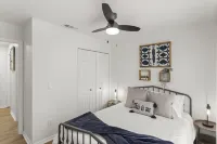 King bd / Modern Home sleeps 8 w/ private backyard 캘버리 피르스트 어셈블리 오브 가드 헤인스 시티 주변 호텔