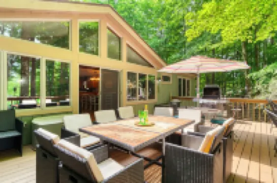 Cozy Lakefront Home Steps to Pool, Close to Lake & Skiing and All Fun Amenities