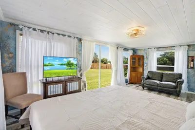Peaceful - Private Hideaway - Huge Yard