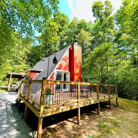 Charming 2-bedroom private cabin with AC, Hot tub in lovely Morganton, Georgia