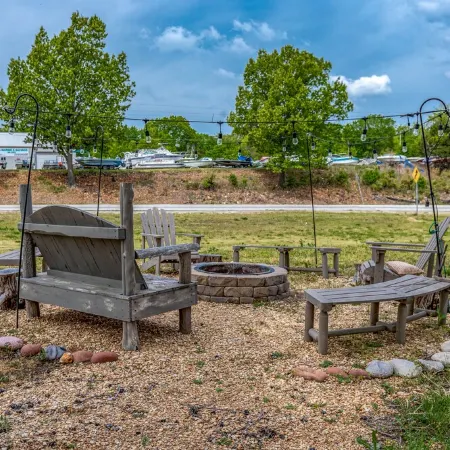 The Cowskin Cabin - Lakeview, great for fishermen, families and friends!