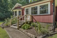 Lakeside, 2-Bedroom Cottage with Fire Pit in Dickson