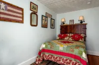 Lincoln Quarters, 2nd floor,  Only 2 blocks to the center of town. - balcony