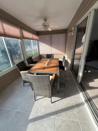 The Village’s classy Spacious 3bd, 2 car garage 3.7 miles from Sumter Square Отели в г. Те-Виллиджис