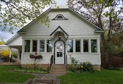 JUST BUILT - Guest Cottage  with a complimentary ride in a 1911 Model T Ford