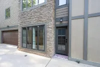 Stunning Uptown Luxury Apartment