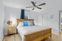 Boho Sound-side Bungalow- Close to beach, sound, shopping, restaurants