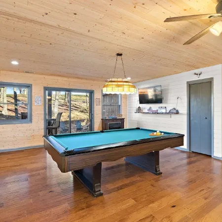 Private Mountain Home, 2miles To Ski, Hot Tub, Views, Fireplace, & Pet Friendly!