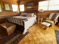 Private, Redwood Cabin with Endless Hill Country Views. Horse & Dog Friendly!