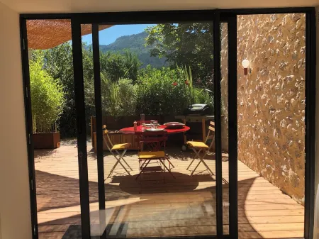 In the heart of the Drôme valley, between Die and Crest,  independent gîte Отели в г. Дром