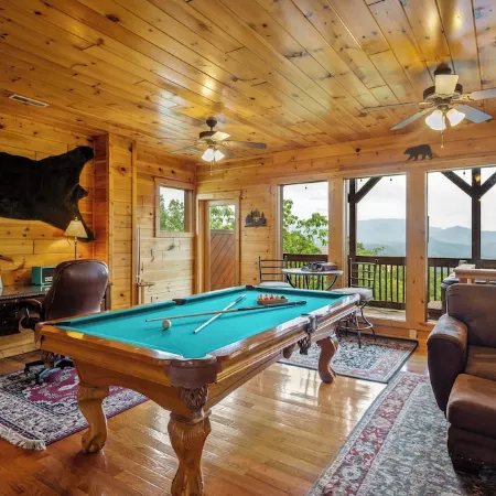 Pigeon Forge 2 King Bedroom Cabin! Stunning Mtn View! Hot Tub! Game Room!