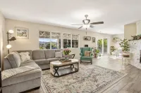 Private Hilltop Haven - Hot Tub/Game Room — 10mi to Beach & Legoland