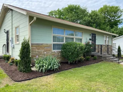 Luxury 3 BR/1 BA Home 3 Minutes to Downtown Murfreesboro & 5 Minutes to MTSU Hotels near City Gear
