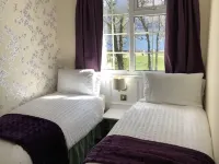 Tranquil surroundings close to the Loch beach access only 10 miles to Ben Nevis.