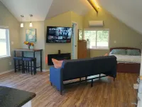 Peaceful and private studio, easy walk to downtown Edmonds Hotels in Edmonds