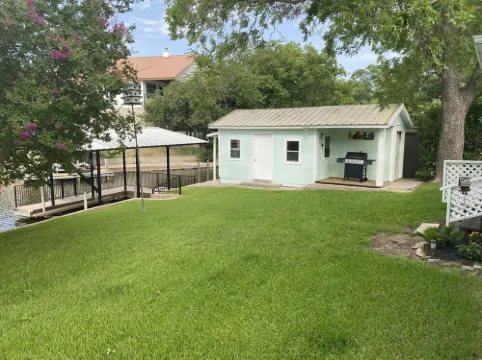 Waterfront 5/3 roomy home, constant level Lake LBJ, jet ski ramp & covered porch 金士蘭酒店