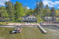 Schooner and Whoop-Ti-Do Cottages: Private Beach on Silver Lake!