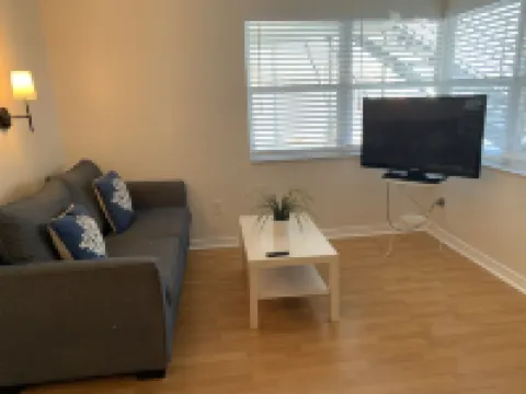 Cozy 1 Bedroom Getaway • Walk to Clearwater Beach