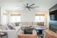 Luxury Pickleball Resort, Heated Pool,Spa & Firepit.  Sleeps 28 Near Marina