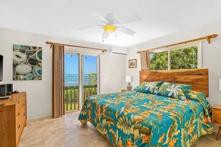 Exquisite Oceanfront Home, 4 Bedrooms, 2 Baths, Central A/C, Sleeps 8 Отели в г. Капаа