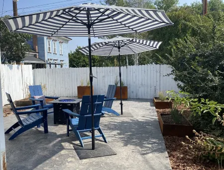 Historic Downtown Baker City Home with firepit, walk everywhere