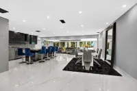 BEST LOCATION, Few min walk, Bike to Deerfield Beach and Pier. one acre property