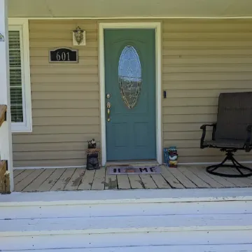 Spacious Family Home with Outdoor Space. One mile to downtown