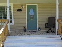 Spacious Family Home with Outdoor Space. One mile to downtown