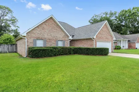 Southern Comfort - fenced-in backyard near downtown Ocean Springs & beaches!