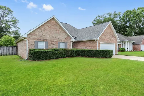 Southern Comfort - fenced-in backyard near downtown Ocean Springs & beaches!