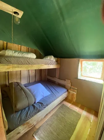 Cabane Lodge au Bord de L'eau Отели в г. Сент-Элуа-Ле-Тюильри