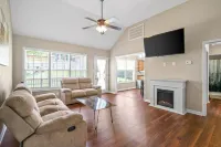 Spacious 4-bedroom House near Downtown Clarksville