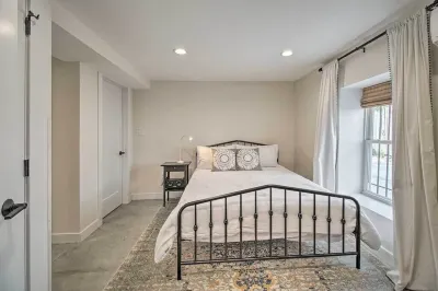 Contemporary Condo in Quiet Locale! Hotel dekat Walden Commons