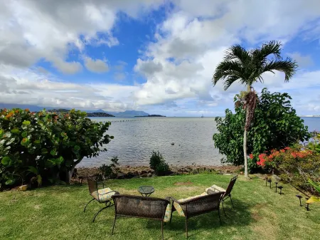 Relaxing oceanfront home overlooking Kaneohe Bay Отели в г. Кано