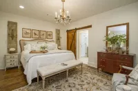 Adorable historic cottage close to downtown and colleges Отели рядом с достопримечательностью «Reynolds Performance Hall»