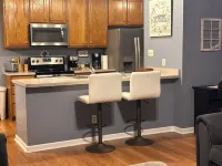 Quiet neighborhood/2 car garage/fire pit/backyard privacy fence/PET FRIENDLY
