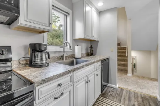 Modern Retreat with Stunning Views. Holiday Valley Across the Street! Sleeps 8