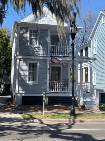 Completely Renovated Historic Home in Perfect Location of Downtown Beaufort Отели рядом с достопримечательностью «Spanish Moss Trail Train Depot»