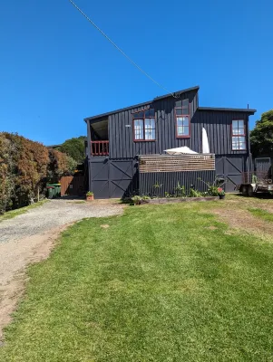 PHILLIP ISLAND Smiths BeachStunning 2br ApartmentWalk 1min Beach 5min GP Track Hotels in Smiths Beach