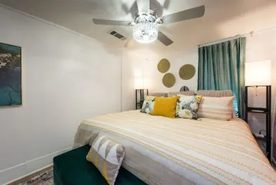 The Funky Flat-steps from Denton's nightlife! Hotels near University of North Texas