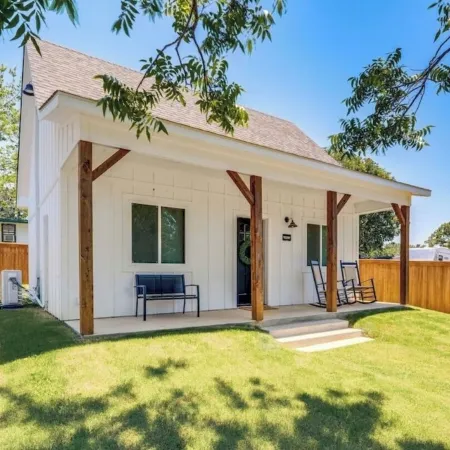 TWO PEAKS-South: New Cozy Cabin-Vaulted Wood Ceiling-Near Lake Texoma & Casinos.