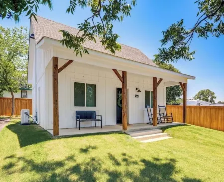 TWO PEAKS-South: New Cozy Cabin-Vaulted Wood Ceiling-Near Lake Texoma & Casinos.