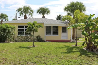 SOUTH BEACH & PARK Just Steps Away • STARFISH COTTAGE • Cute Cozy Vero Beach Hotels near Vero Beach Farmer's Market