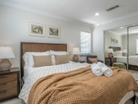 New Designer Home Monthly Stay Near Disney Universal Dtla and Beaches. Hoteles en El Monte