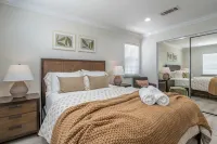 New Designer Home Monthly Stay Near Disney Universal Dtla and Beaches. Hotels in El Monte