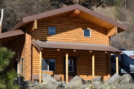 Modern log cabin with a cozy cabin feel along the Clearwater River.