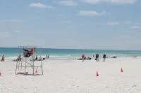 4 cruiser bikes, 8 beach chairs, .5 mile to beach POOL OPEN!