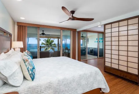 New! Top Floor! Spacious Oceanfront Condo with Amazing Lanai and A/C! Отели рядом с достопримечательностью «Moonshot Play Space, LLC»