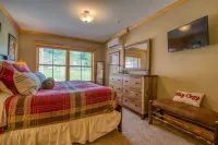 Year Round Luxury Slopeside Mountain Retreat  @ Cranmore, North Conway